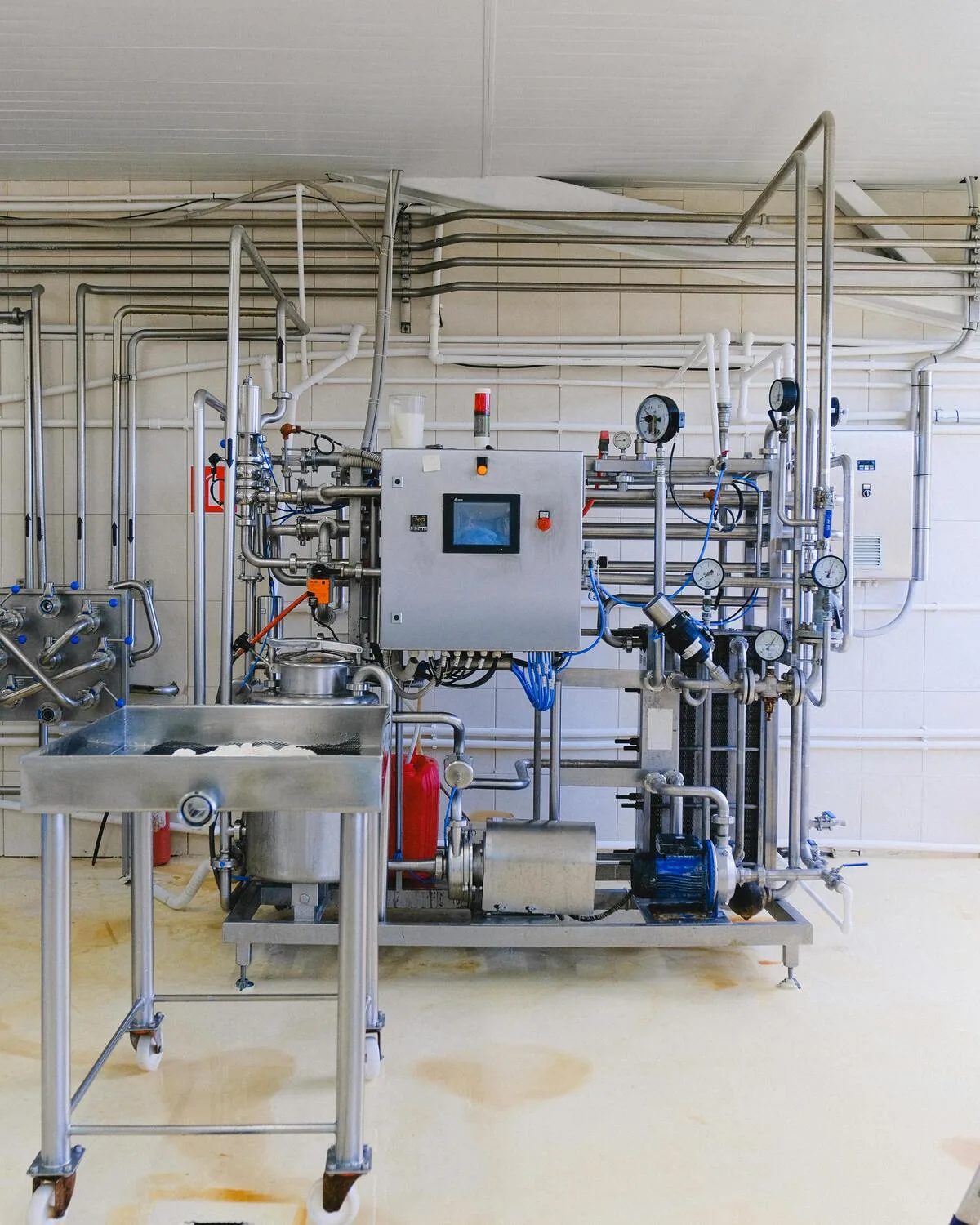 Vertikale Detailansicht einer industriellen Anlage mit Rohrleitungen, Ventilen und Steuerungstechnik als Symbol fuer individuelle technische Dienstleistungen.